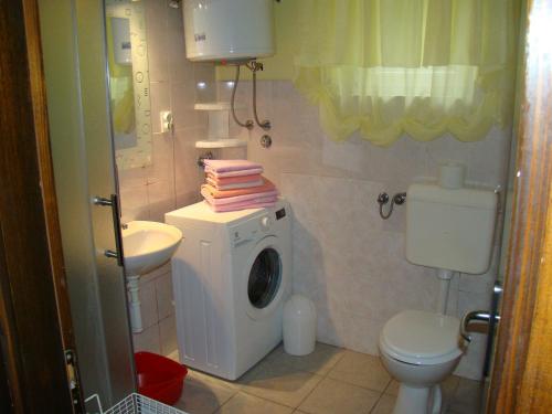 y baño con lavadora y aseo. en Apartments Adriana, en Split