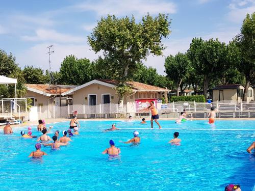 Piscina di Sereno Camping Holiday o nelle vicinanze
