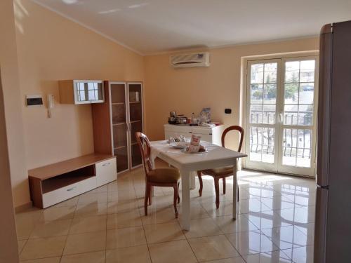 - une cuisine avec une table et des chaises dans la chambre dans l'établissement Sellia apartment, à Marina di Sellia