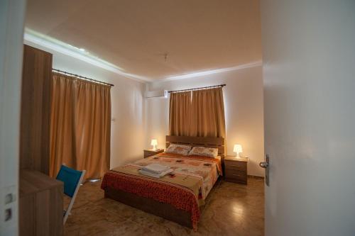 een slaapkamer met een bed met twee lampen erop bij Ha.De.Co. Holiday Apts in Ayia Napa