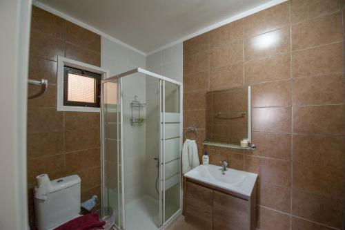 een badkamer met een douche, een wastafel en een toilet bij Ha.De.Co. Holiday Apts in Ayia Napa