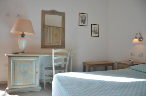 Alghero Vacanze Hotel tesisinde bir odada yatak veya yataklar