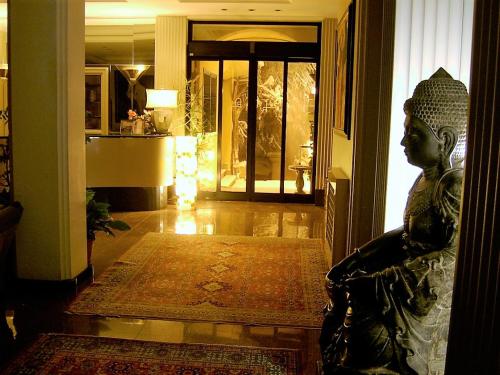 a statue of a woman sitting in a lobby at La Bastia Hotel & Resort in Soriano nel Cimino
