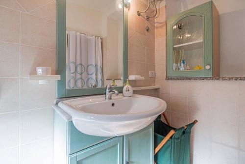 een badkamer met een wastafel en een spiegel bij Casa Angelina-Ammentos Posada in Posada