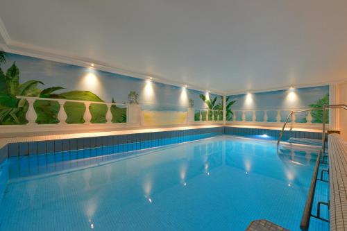 a swimming pool in a hotel with a large swimming pool at Kurhotel Drei Birken in Bad Rothenfelde