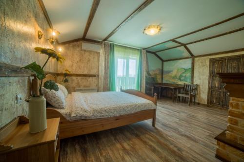 トヴェリにあるHotel Teremok Zavolzhskyのベッドルーム1室(ベッド1台、デスク付)