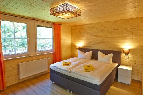La Porte في Bertingen: غرفة نوم عليها سرير وفوط صفراء