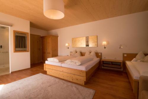 a bedroom with two beds in a room at Hotel Munde in Telfs