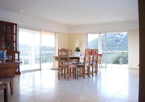 une salle à manger avec une table et des chaises dans l'établissement Arbitru, à Porto-Vecchio