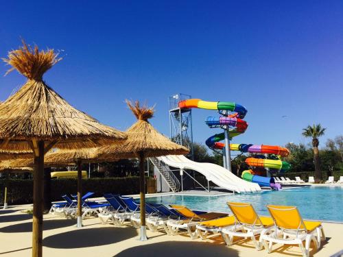 - une piscine avec un parc aquatique doté d'un toboggan dans l'établissement Camping Resort Les Champs Blancs, à Agde