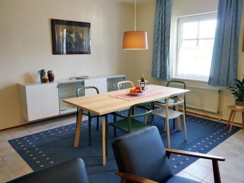 ein Esszimmer mit einem Tisch und Stühlen in der Unterkunft Ferienhaus Caspar David Friedrich in Lohme