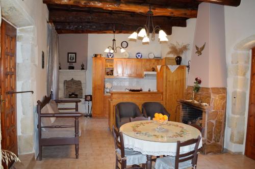Una cocina y un comedor con mesa y sillas. en Stone Mansion, en Káïna