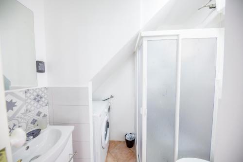チェファルにあるCasa Rubinoのトイレと洗面台を備えた白いバスルーム