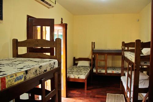 Tempat tidur susun dalam kamar di Espaço Viagi Hostel