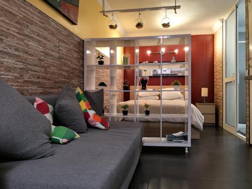 - un salon avec un canapé et une chambre dans l'établissement Central Praia Beach House, à Praia da Vitória