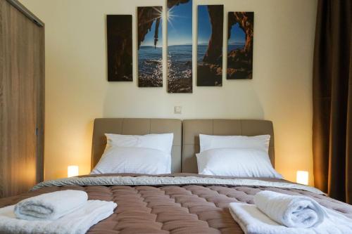 - une chambre avec un grand lit et 2 oreillers dans l'établissement City's Center Lux. Apt., à Kavala