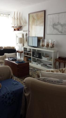 uma sala de estar com um sofá e uma televisão em My Heaven em Favignana