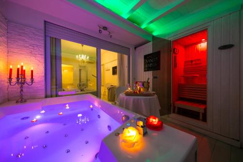 La salle de bains est pourvue d'une baignoire éclairée. dans l'établissement Suites Roma Tiburtina, à Rome