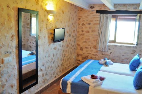 a bedroom with two twin beds and a mirror at Siamoformentera Bella in Sant Francesc Xavier