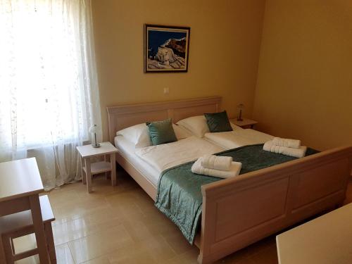 ein Schlafzimmer mit einem großen Bett mit zwei Kissen darauf in der Unterkunft Villa Elena in Sevid