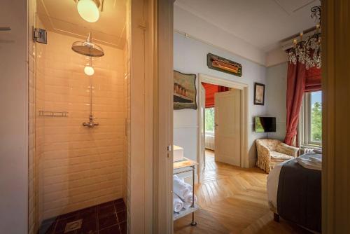 a bedroom with a door leading to a room with a bed at Logement aan de Vecht in Breukelen