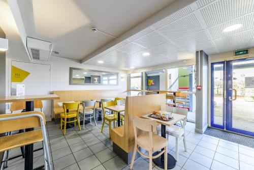 Ein Restaurant oder anderes Speiselokal in der Unterkunft B&B HOTEL Dijon Marsannay 