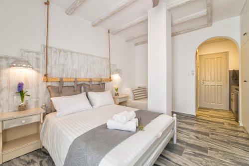 Una cama o camas en una habitación de Tarsa Studios