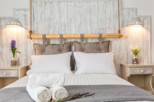 Una cama o camas en una habitación de Tarsa Studios