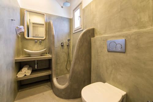 a bathroom with a shower and a sink and a toilet at Tarsa Studios in Drios