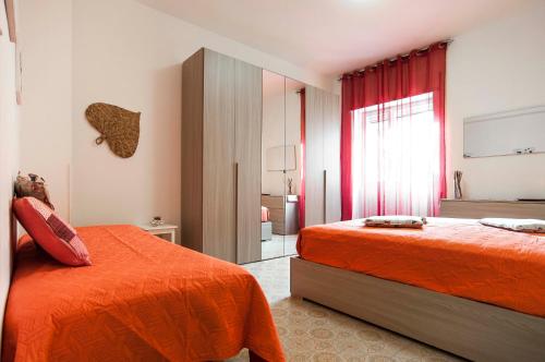 スペルロンガにあるCasa Scillaのベッドルーム1室(ベッド2台、窓付)