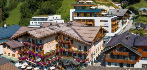 an overhead view of a building with flowers on it at Hotel Wagrainerhof in Wagrain