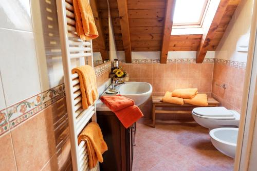 uma casa de banho com um lavatório e um WC em Hotel da Barba B&B em Asiago