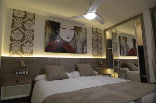 プラヤ・デ・ラス・アメリカスにあるParque de las Américasのベッドルーム1室(ベッド1台付)が備わります。壁には絵画2点が飾られています。