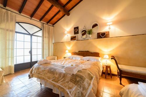 Una cama o camas en una habitación de La Bandita Country Hotel