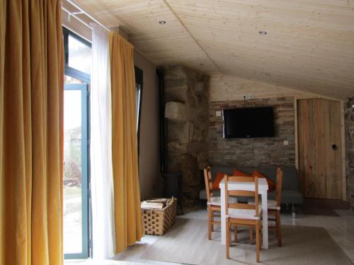 A television and/or entertainment centre at Hostal Casa Martinez