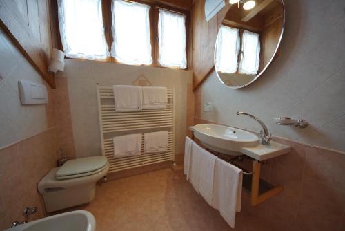 A bathroom at Residence Baita Antlia