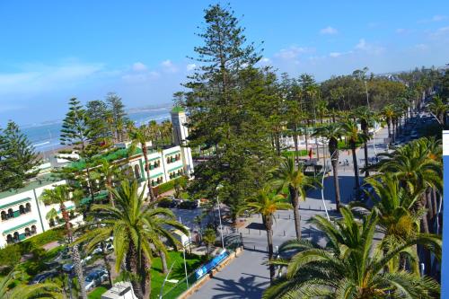 una vista aerea di una città con palme di Hotel Centre Ville a El Jadida