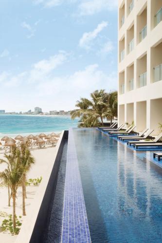 a view of the infinity pool at the resort at Turquoize at Hyatt Ziva Cancun - Adults Only - All Inclusive in Cancún