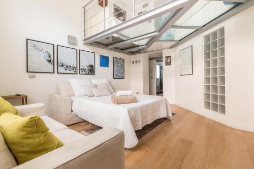 1 dormitorio con 1 cama y 1 sofá en Alessia's Flat- Porta Romana M3, en Milán