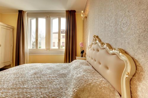 a bedroom with a bed and a window at New Reiter Hotel in Venice-Lido