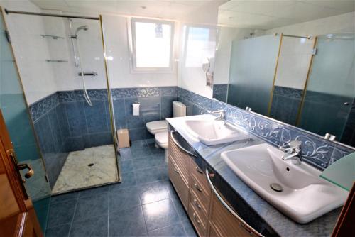 Et badeværelse på Villaservice - Rovior Atico