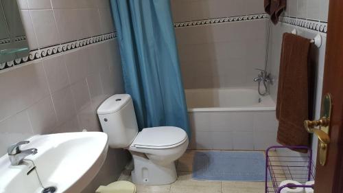 Un baño con inodoro, lavabo y bañera. en Finca Contero, en Valle Gran Rey
