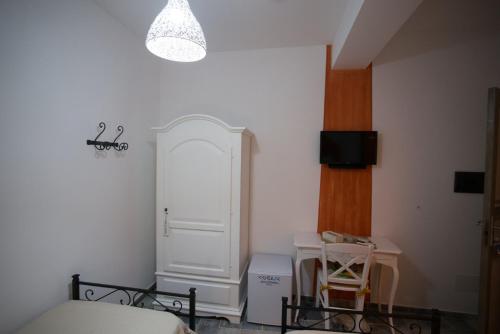 Televízia a/alebo spoločenská miestnosť v ubytovaní Coraje Room & Breakfast