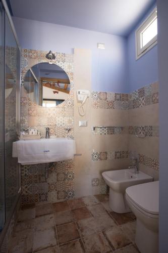 a bathroom with a sink and a toilet at Coraje Room & Breakfast in Sciacca