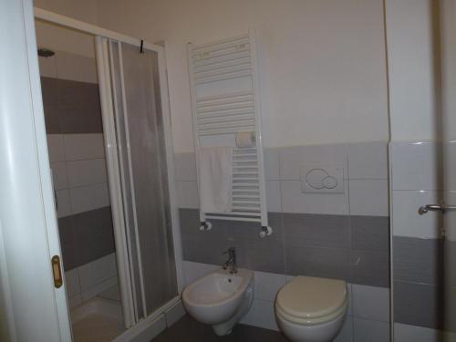 a bathroom with a toilet and a sink at Nicla 3 in Fiorino