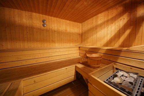 a wooden sauna with a tub and a bucket in it at Residence Baita Antlia in Arabba