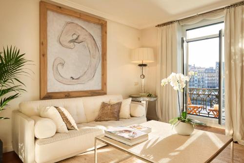 Deluxe Apt-Views to historic Maria Cristina Hotel