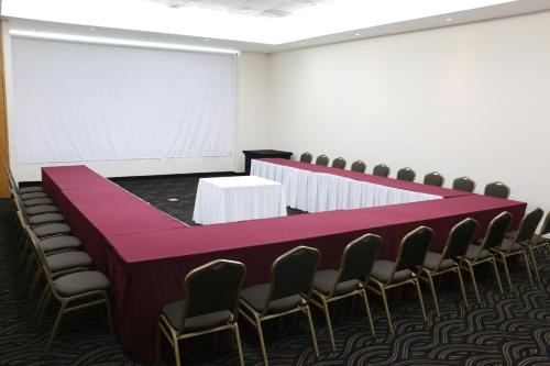 El área de trabajo o centro de convenciones de Radisson Poliforum Plaza Hotel Leon