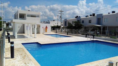 בריכת השחייה שנמצאת ב-CH1 Bonito apartamento amoblado en condominio RNT 1O8239 או באזור
