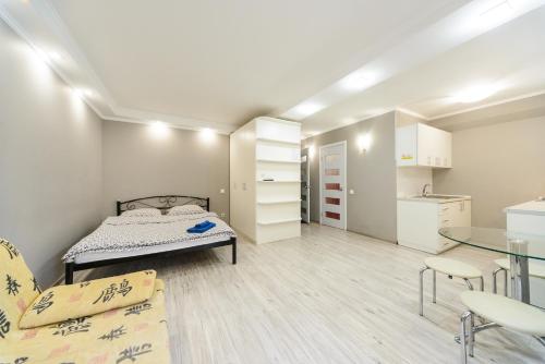 キーウにあるMalinovskogo Street Area Apartmets (119)のベッドとテーブル付きの小さな部屋
